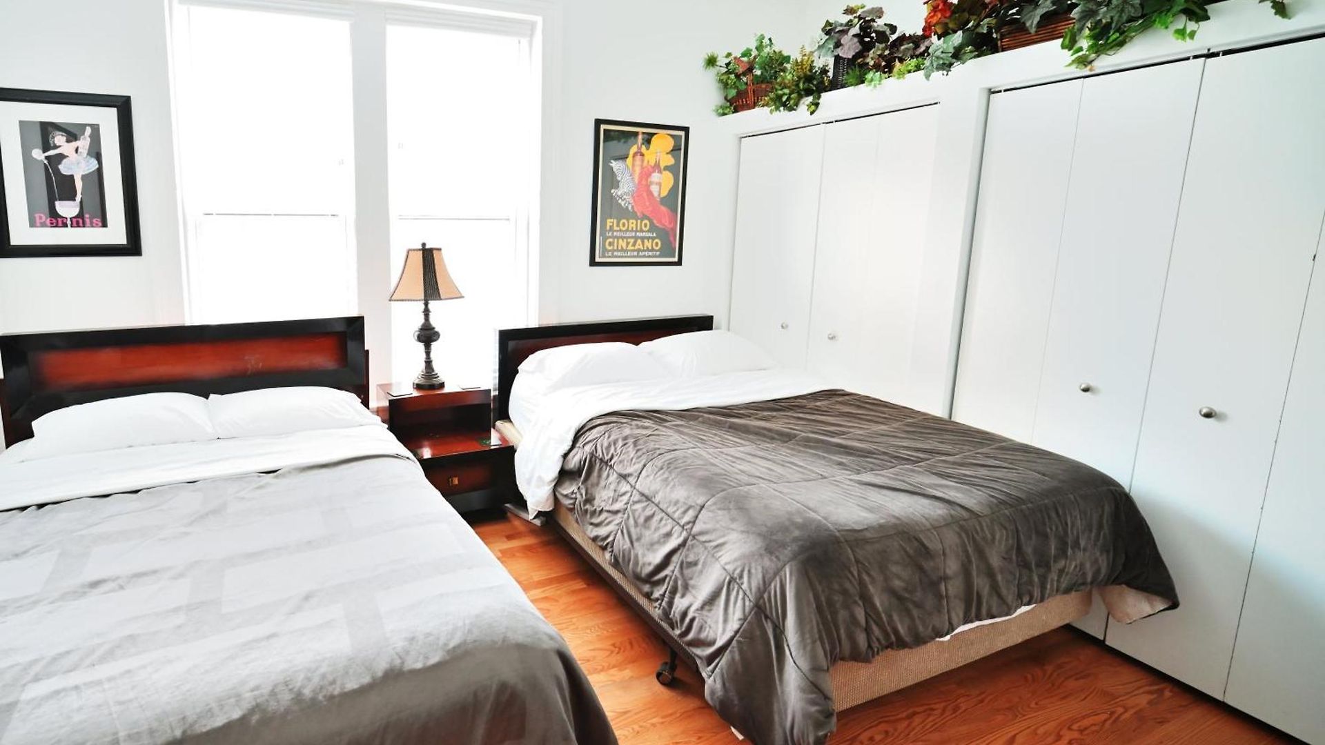 Stone Mansion Sleeps 10-20 Free Tv & Parking * Chicago