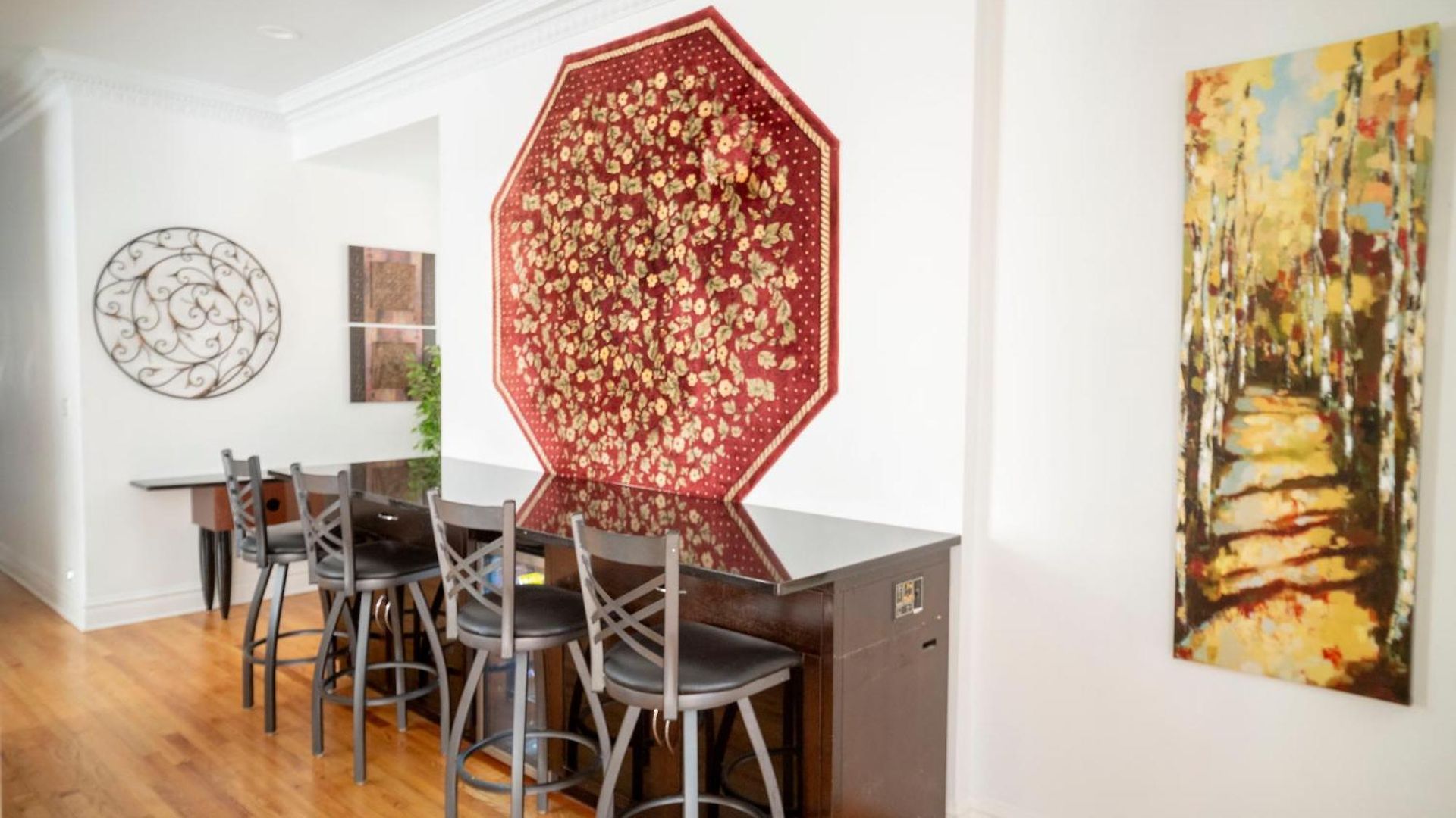 Club Salon Sleeps 10-20 Free Parking & Tv Apartment *
