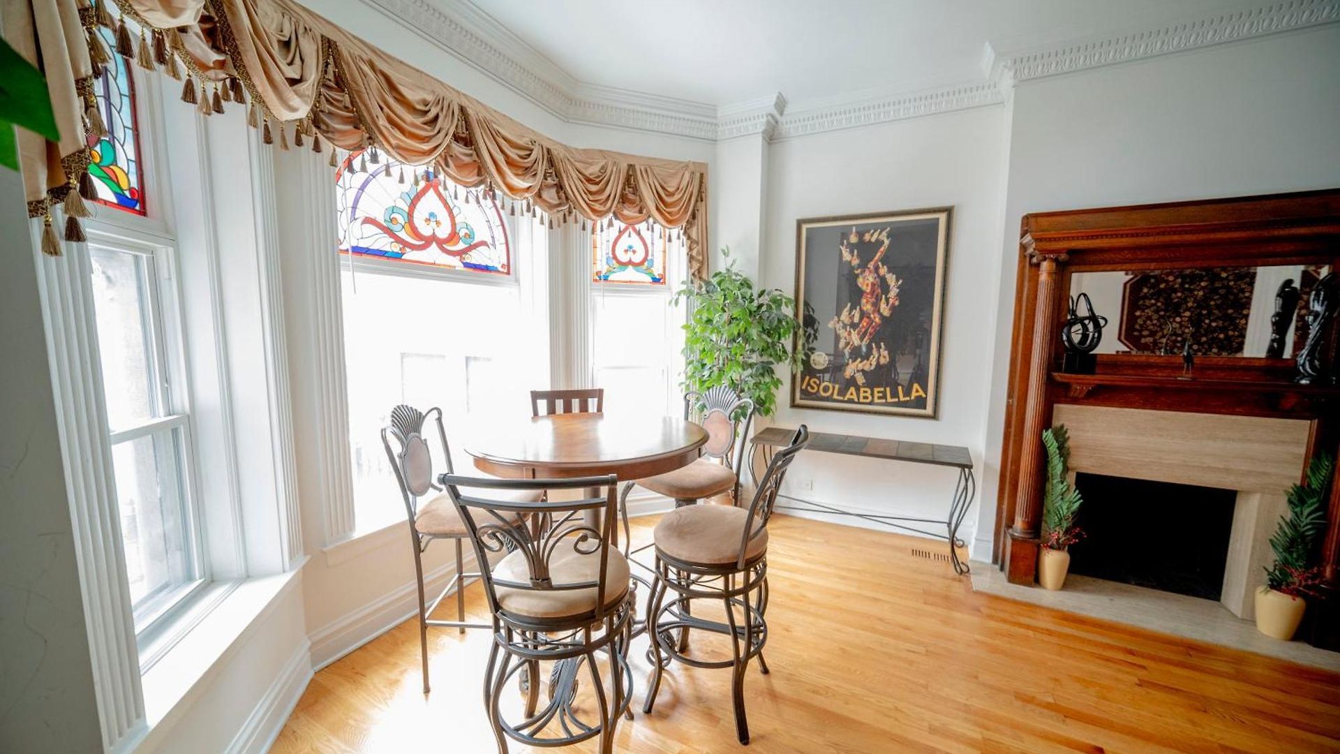 Club Salon Sleeps 10-20 Free Parking & Tv Apartment Chicago