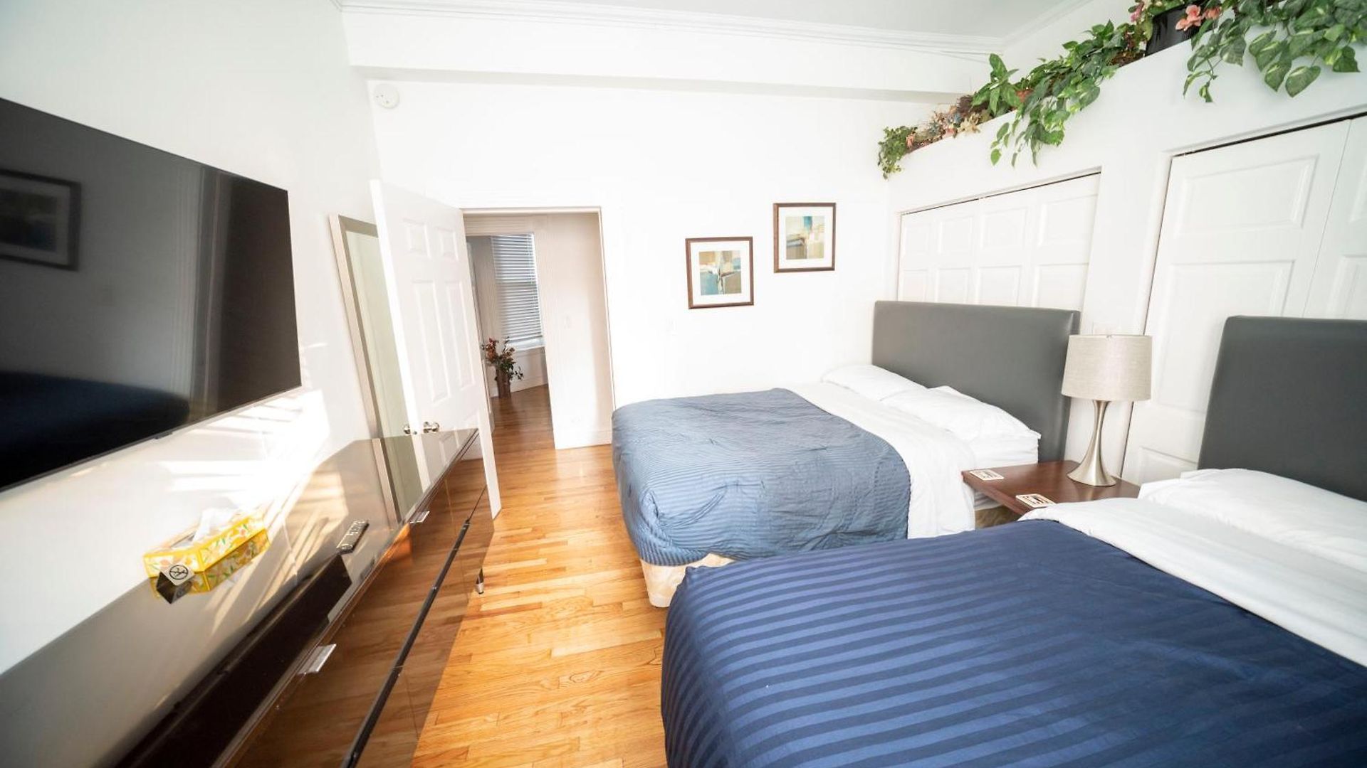 Club Salon Sleeps 10-20 Free Parking & Tv Apartment *