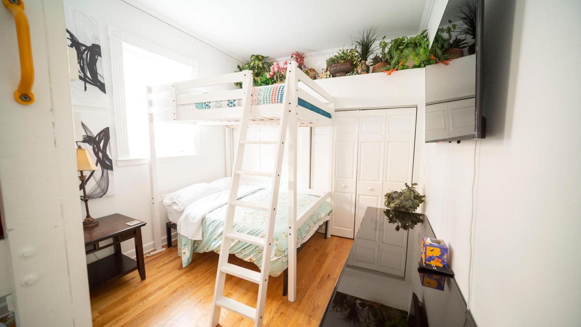 Club Salon Sleeps 10-20 Free Parking & Tv Apartment