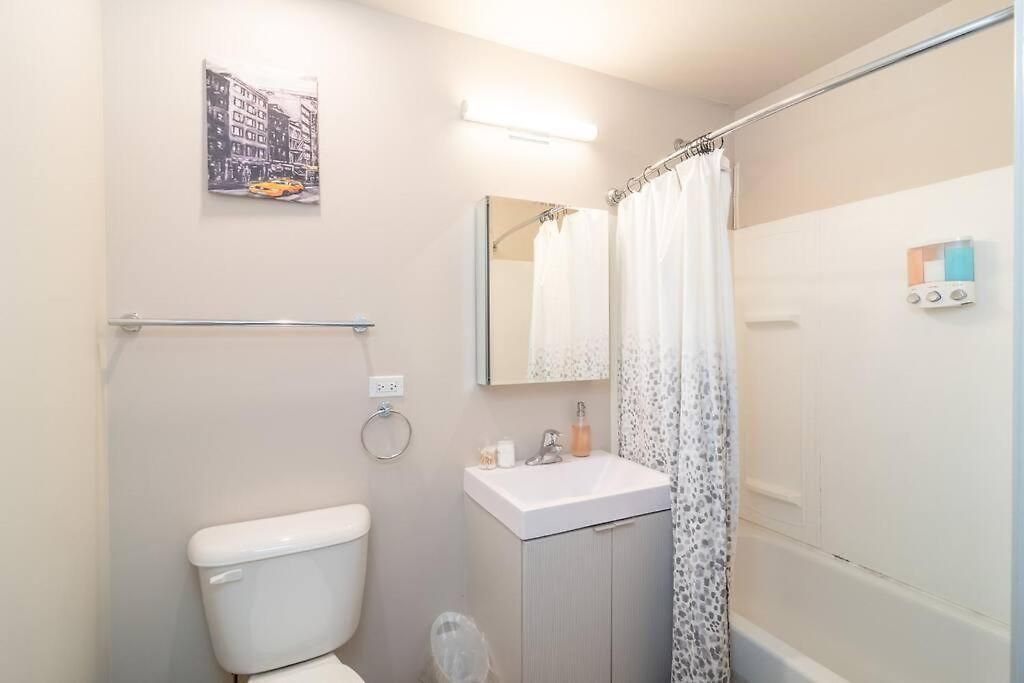 Mccormick Oasis With Balcony, Optional Parking, Patio And Gym Sleeps 6 Near Mccormick Place, Grant Park, Soldier Field & Museum Campus Apartment *