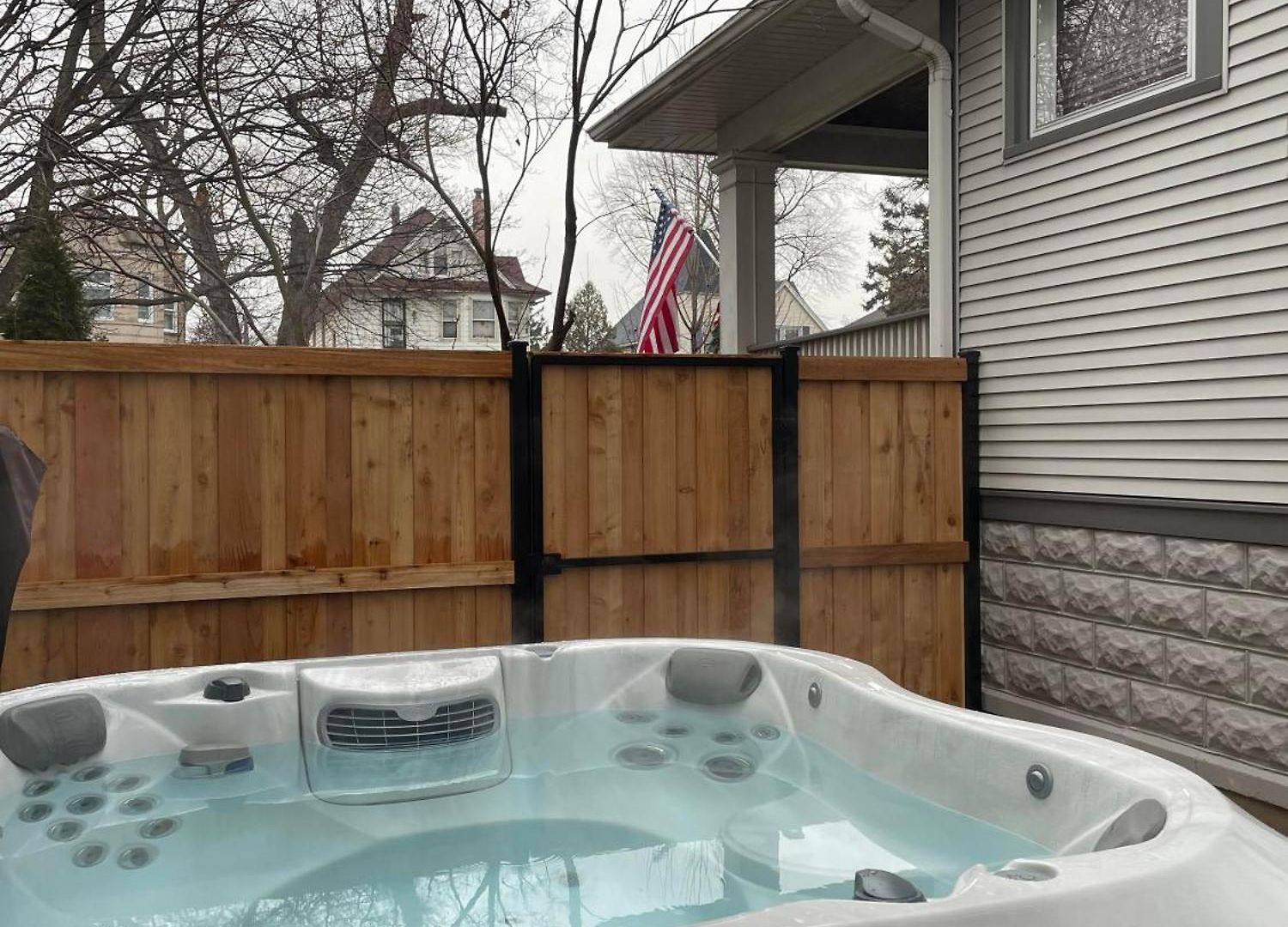 Historic With Outdoor Hot Tub Near Downtown In Public Transportation Hub Holiday home *