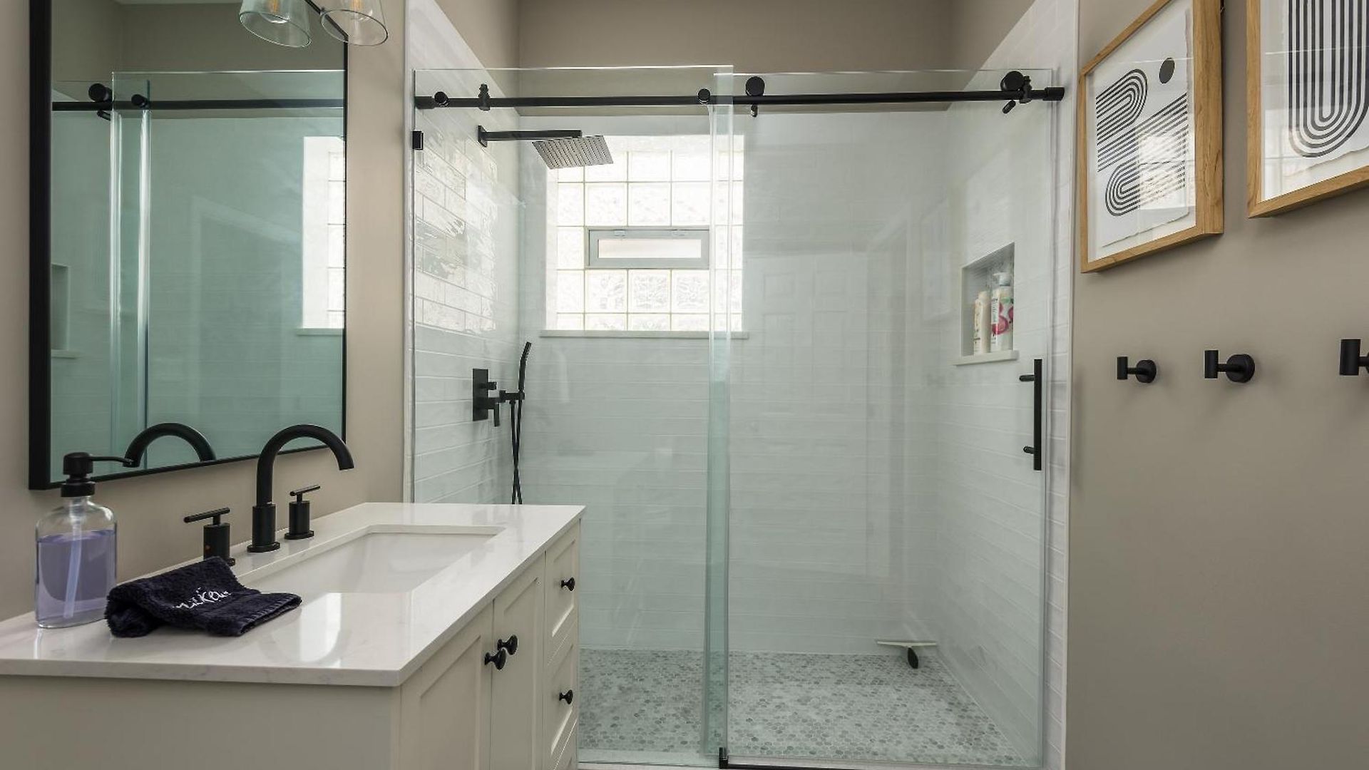 The Upscale Getaway Near Downtown Apartment *