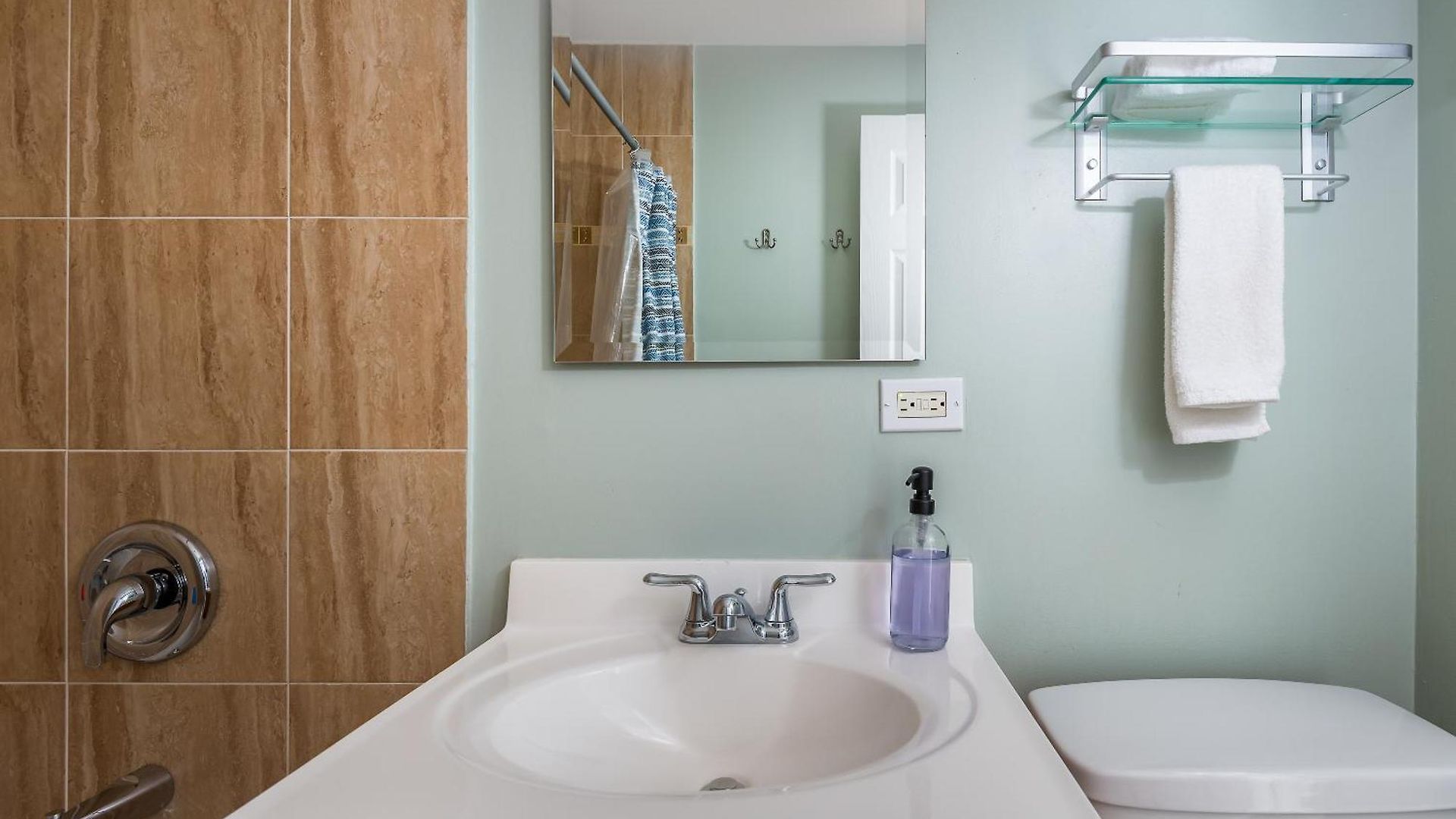 The Bright Retreat In Andersonville * Chicago