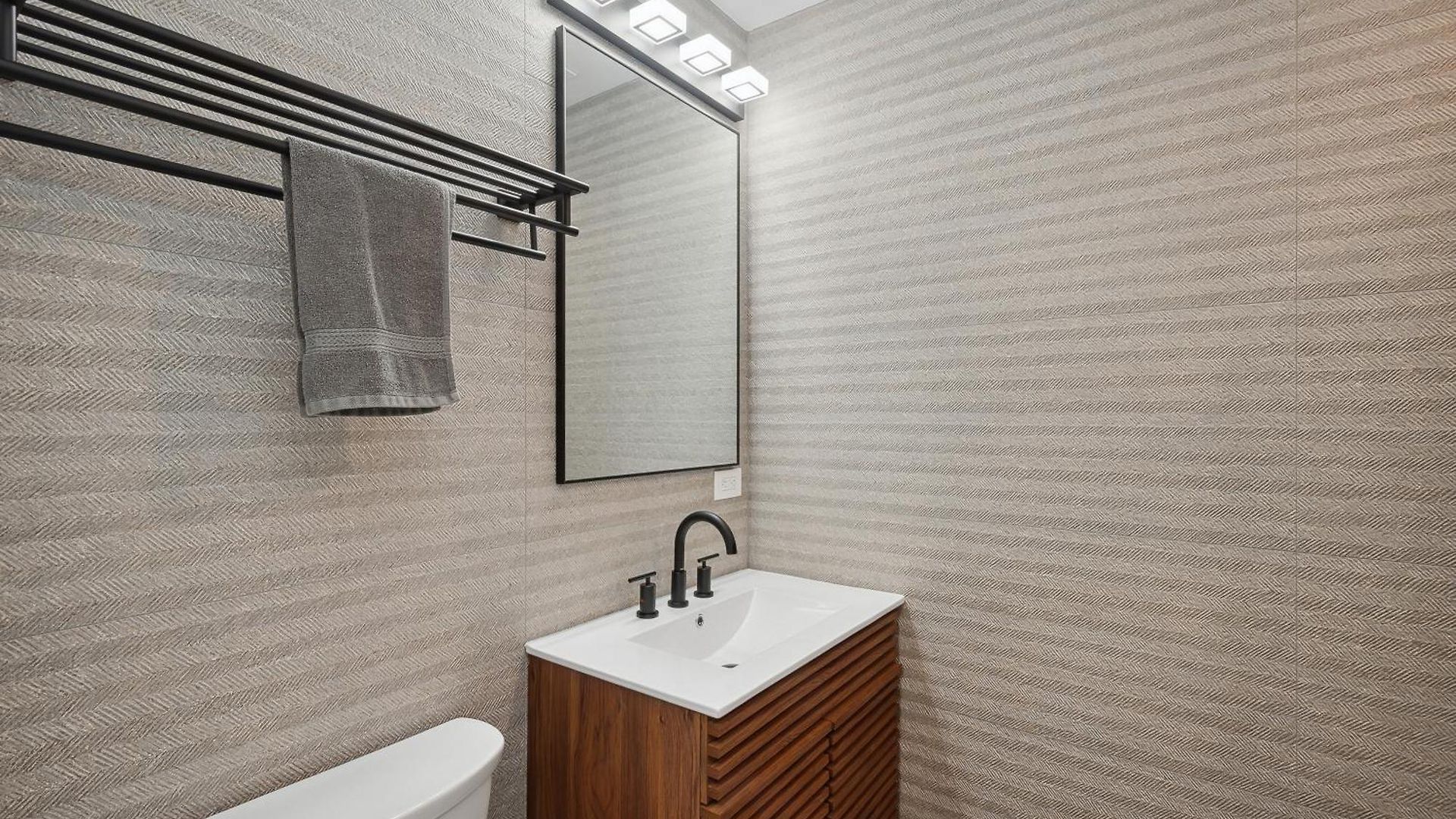 Brilliant Downtown 3-bedroom *