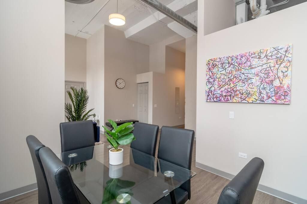 Modern 2br South Loop Gem Near Mccormick Place, Navy Pier, Adler Planetarium & Columbia College *