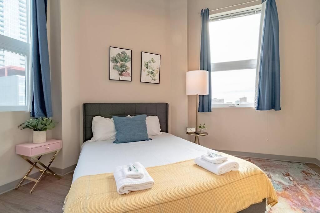 Modern 2br South Loop Gem Near Mccormick Place, Navy Pier, Adler Planetarium & Columbia College Apartment