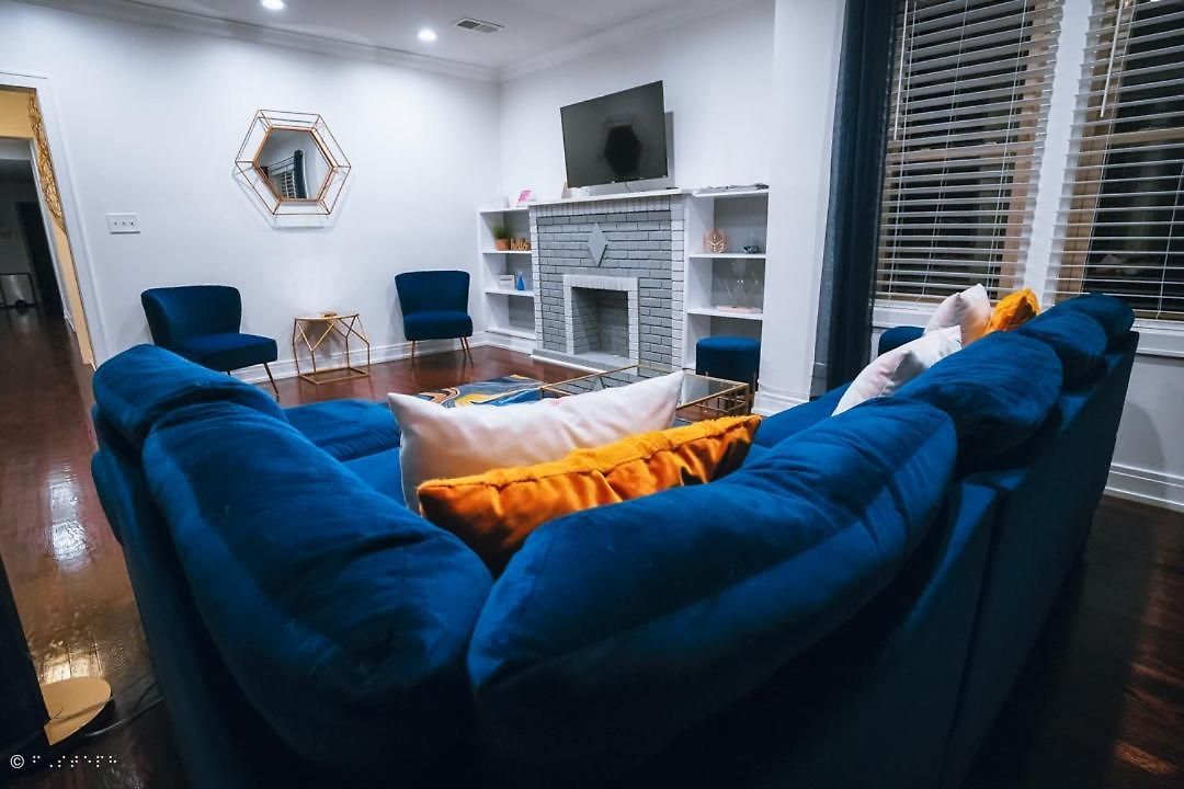 The Blue Golden Luxury Modern 3- Bedroom In Apartment