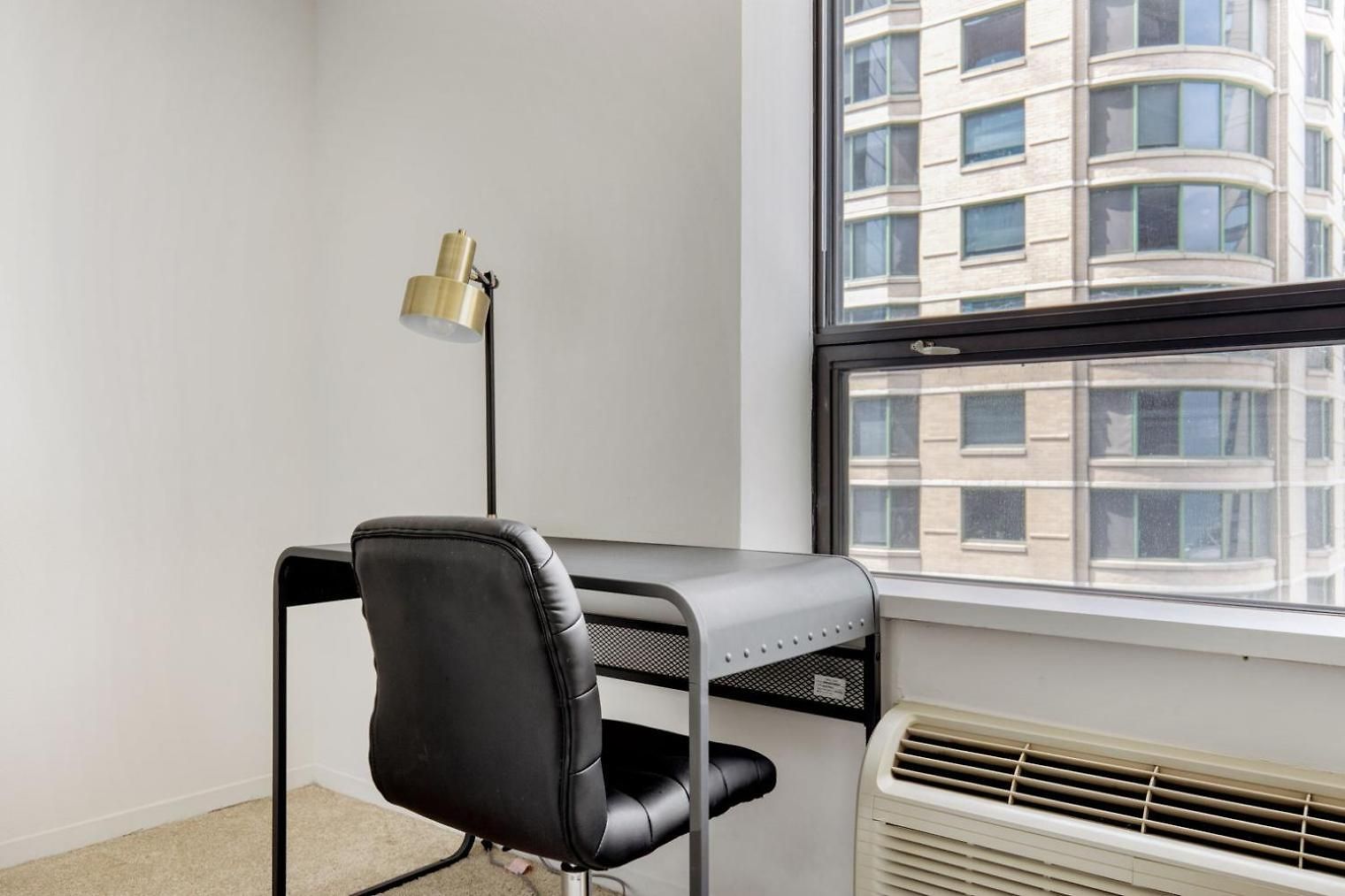 Streeterville W Gym Pool Nr Navy Pier Chi-445 * Chicago