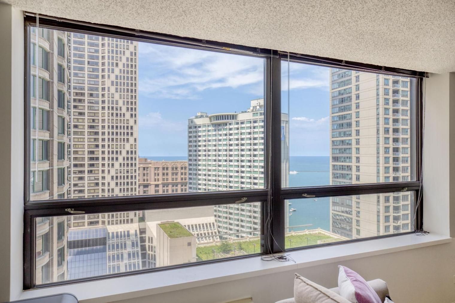 Streeterville W Gym Pool Nr Navy Pier Chi-445 * Chicago