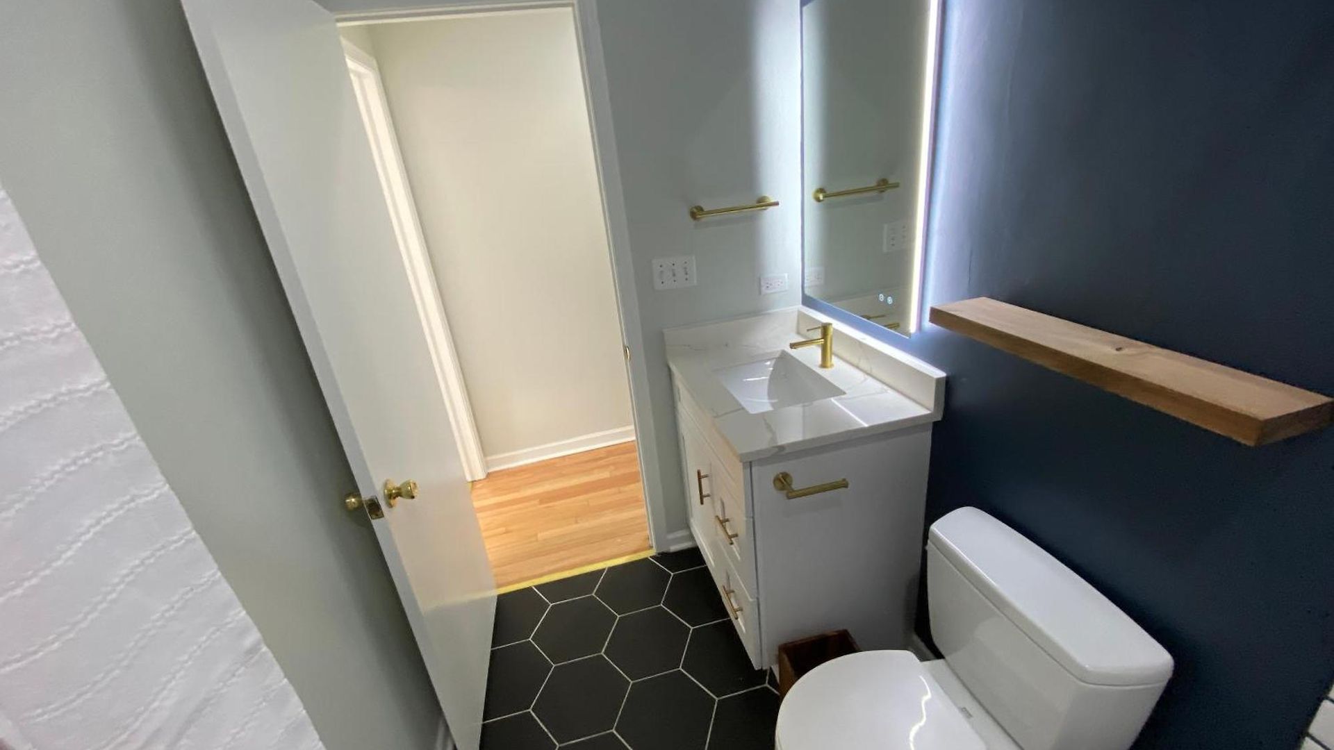 Modern Wrigley Oasis With Parking! * Chicago