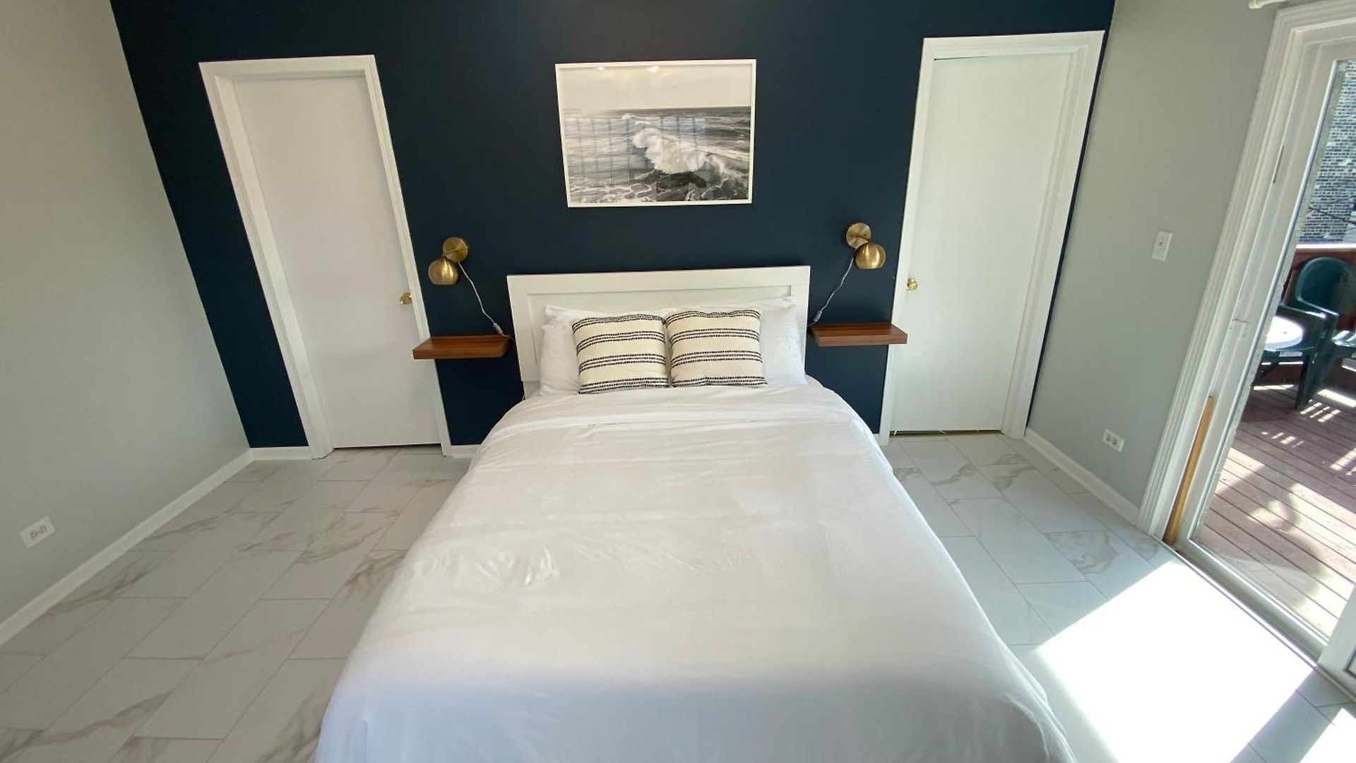 Modern Wrigley Oasis With Parking! Holiday home Chicago