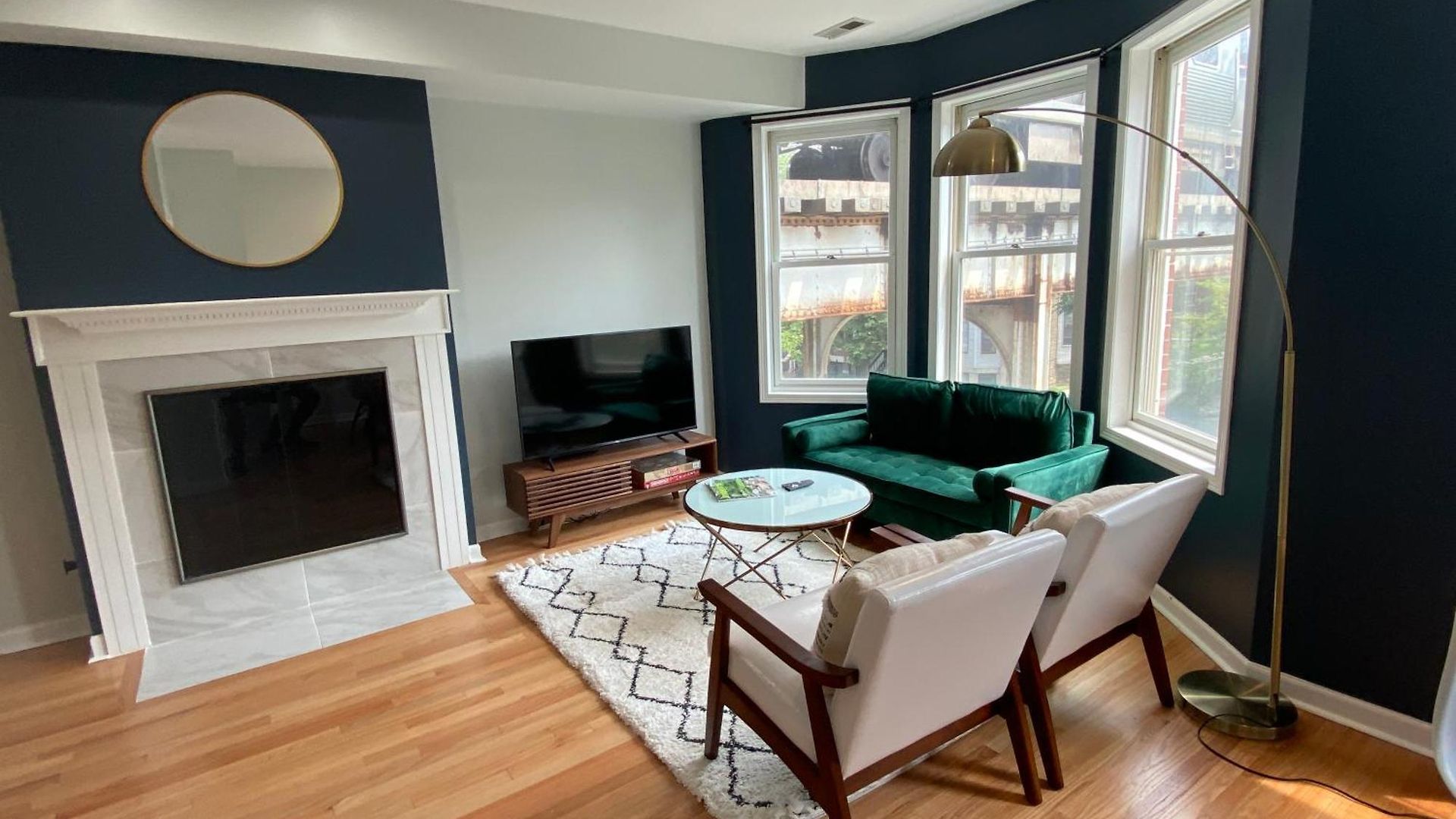 Modern Wrigley Oasis With Parking! Chicago