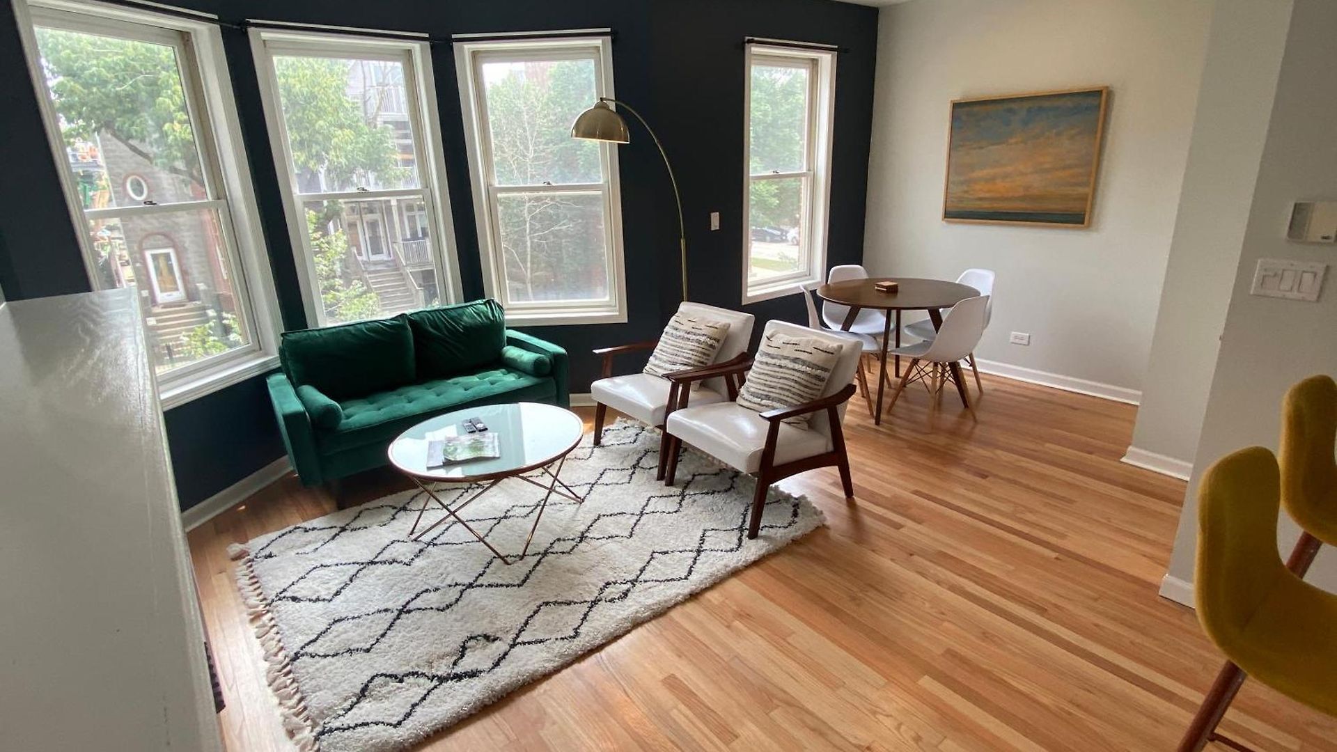 Modern Wrigley Oasis With Parking! Holiday home Chicago