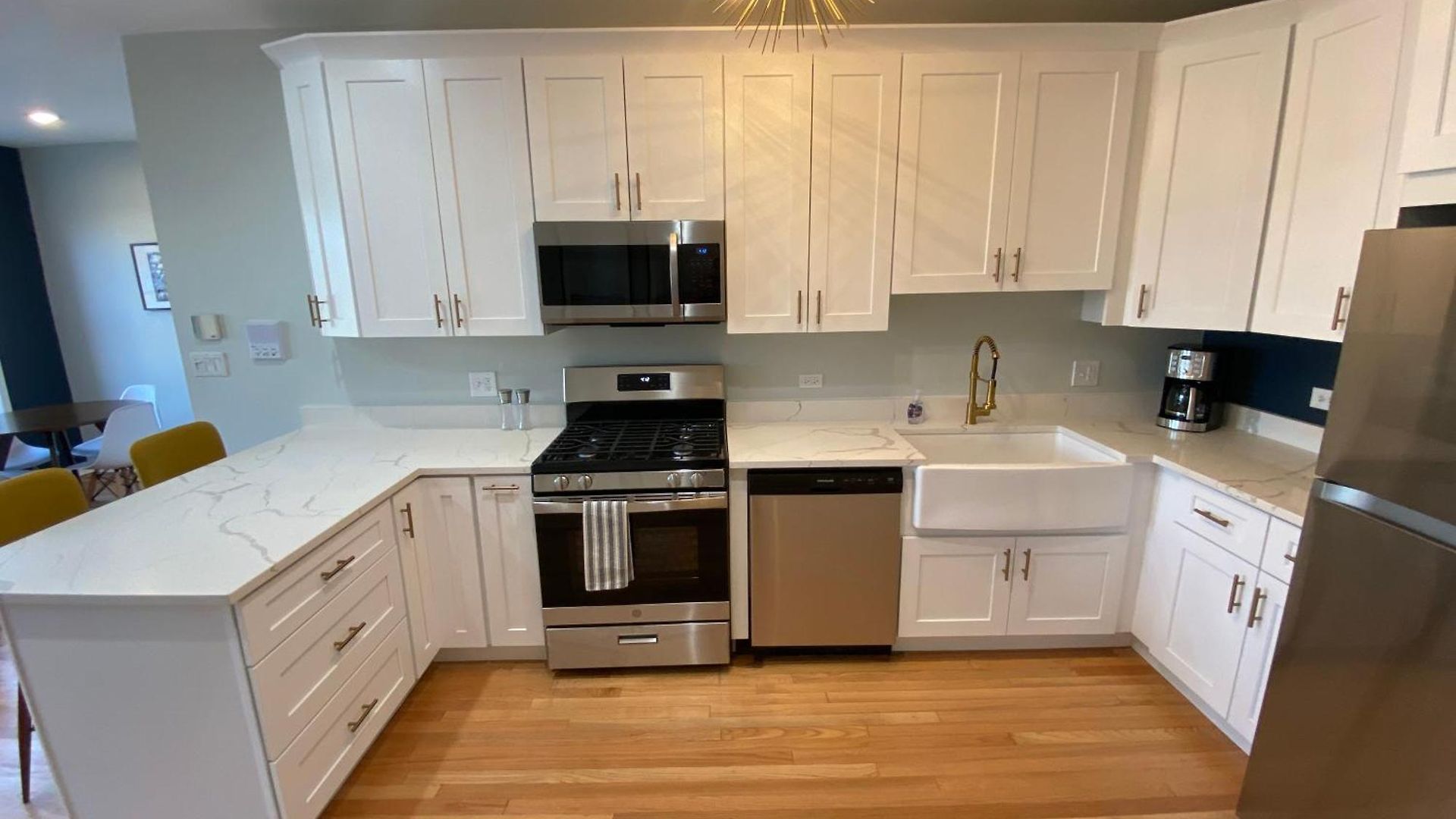 Modern Wrigley Oasis With Parking! * Chicago