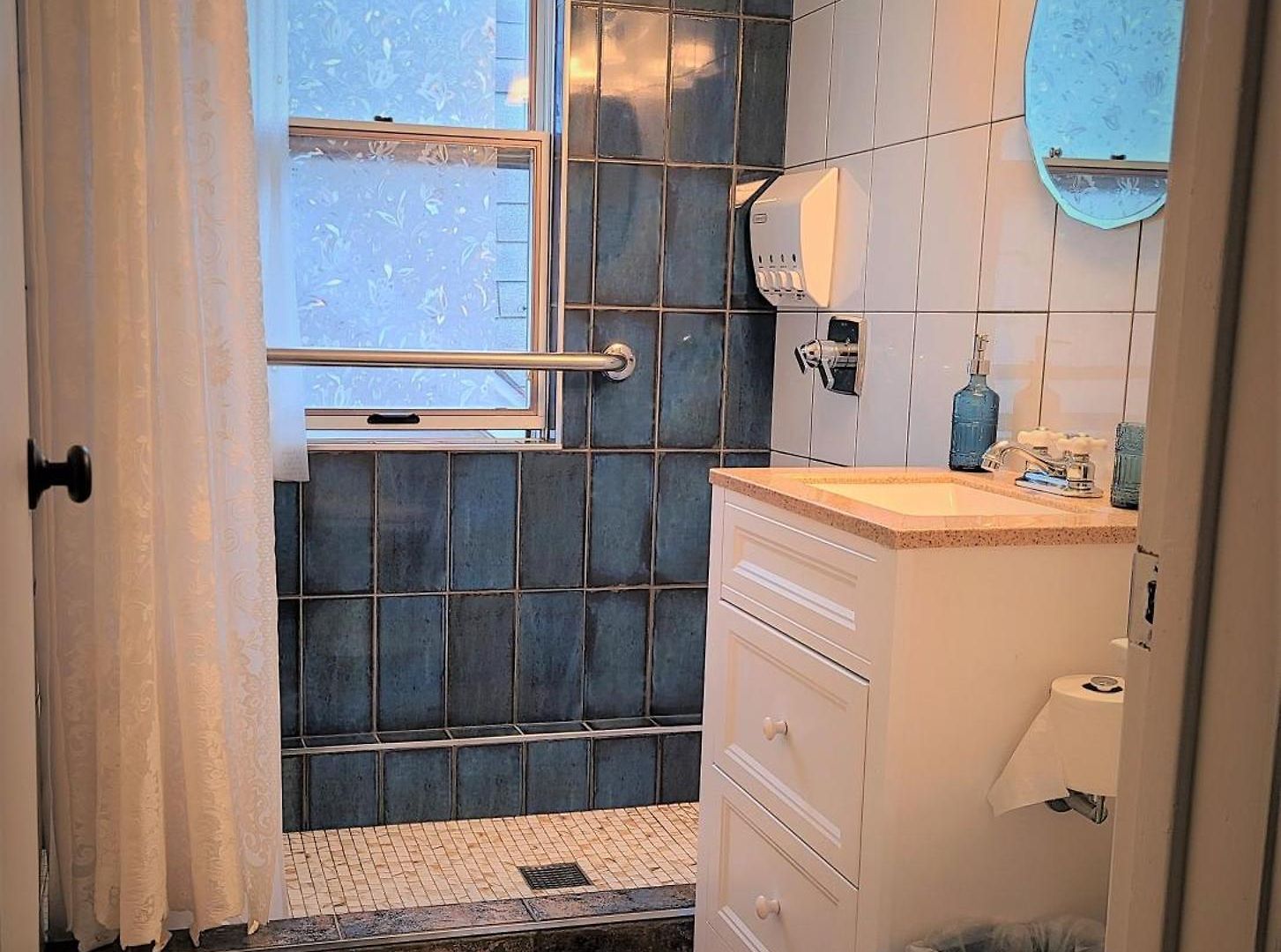 Well-appointed Cozy Portage Park Apt, Dogs, Kids, Free Parking, 420 Compliant Apartment Chicago