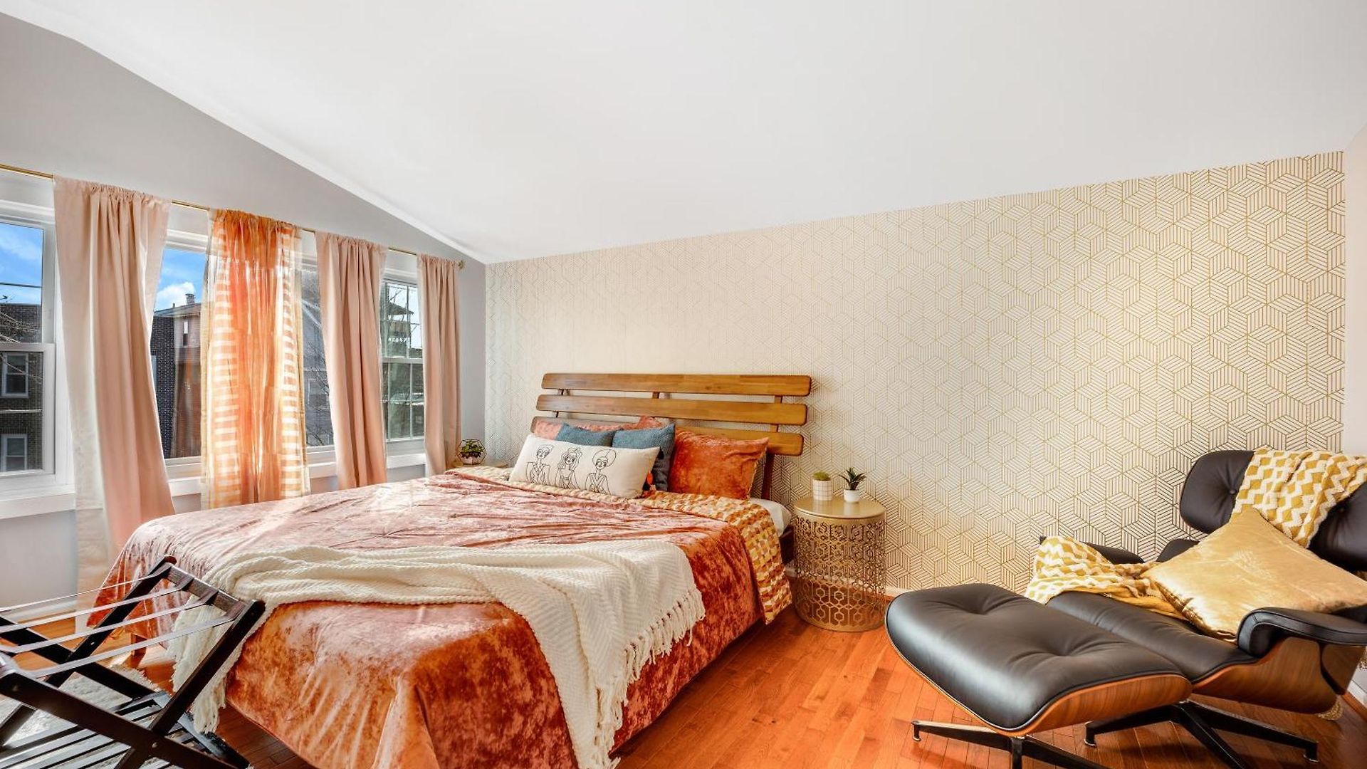 The Logandale: Huge Mid-century Home, Sleeps 15 * Chicago