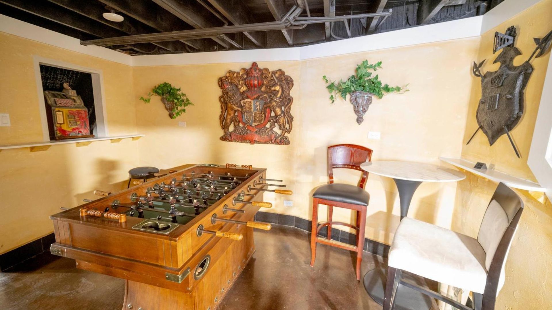 Bootlegger House Sleeps 10-20 Free Tv & Parking