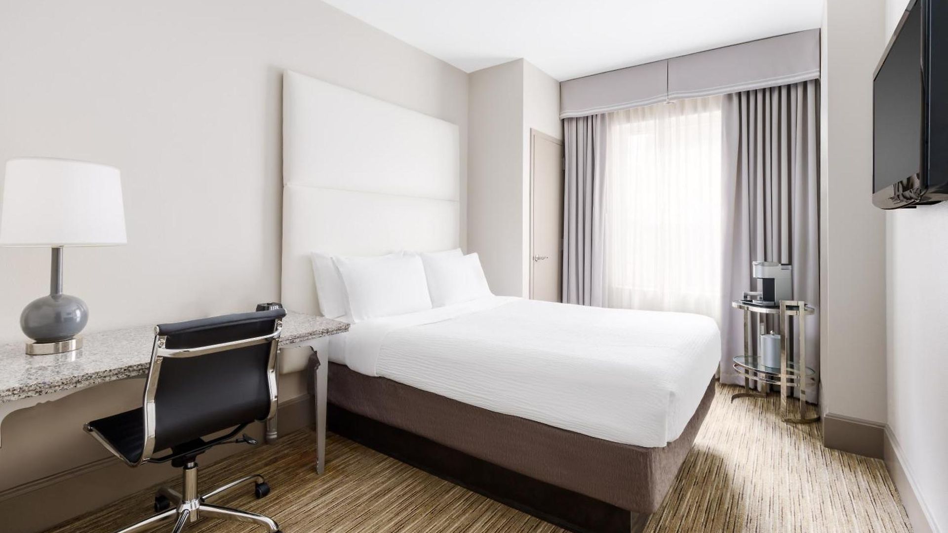 Hotel Express - Magnificent Mile By Ihg 3*