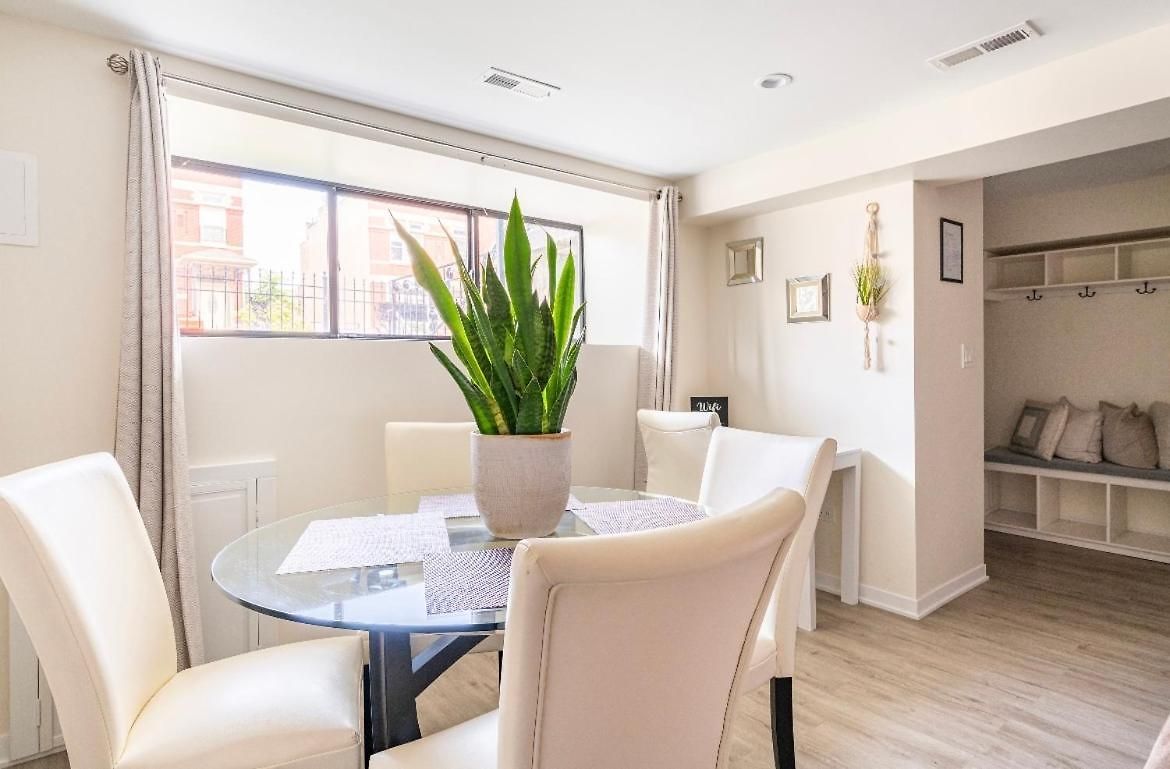 Cozy 2 Brm Mins Away From United Center Apartment Chicago