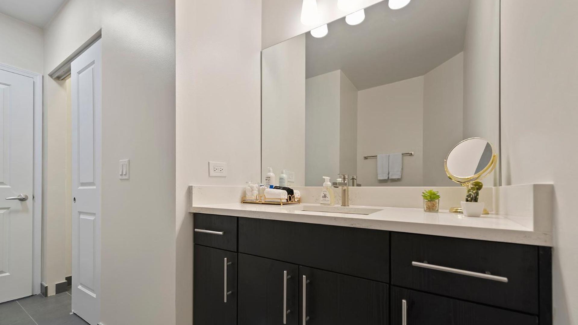 The Bernardin Gold Coast Luxury Near Magnificent Mile Apartment *