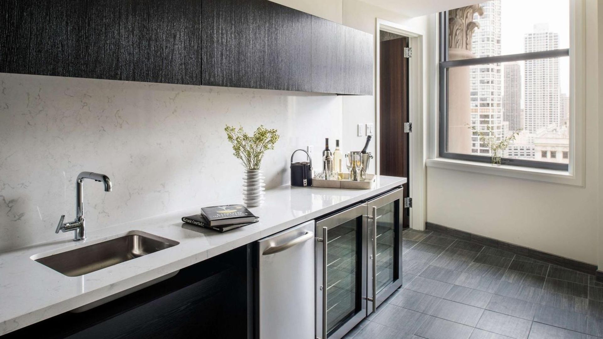 Londonhouse Chicago, Curio Collection By Hilton