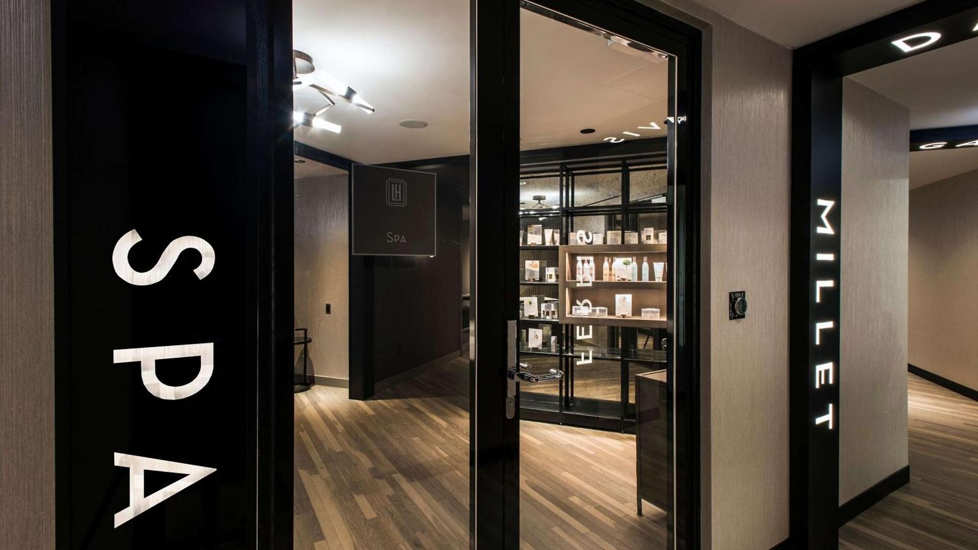 Londonhouse Chicago, Curio Collection By Hilton