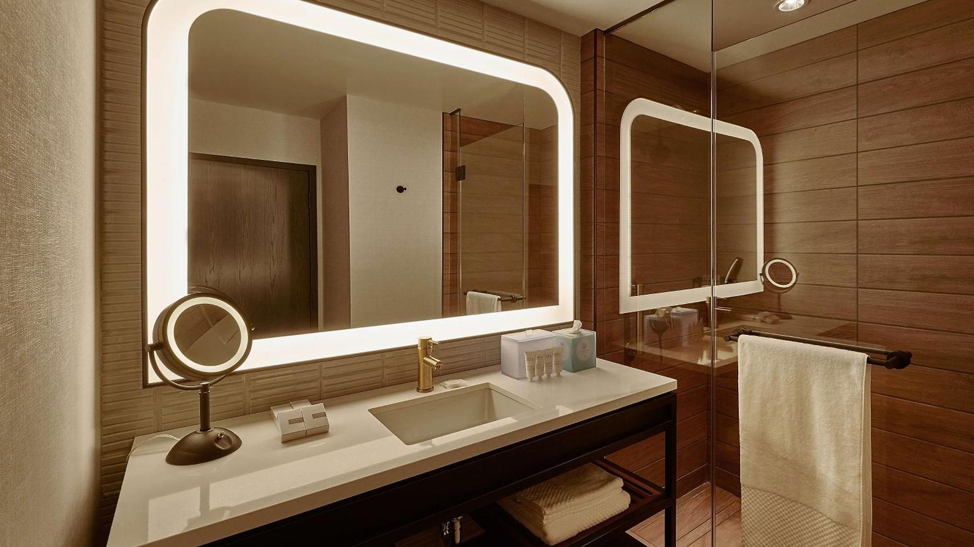 Sable At Navy Pier Chicago, Curio Collection By Hilton Hotel 4*