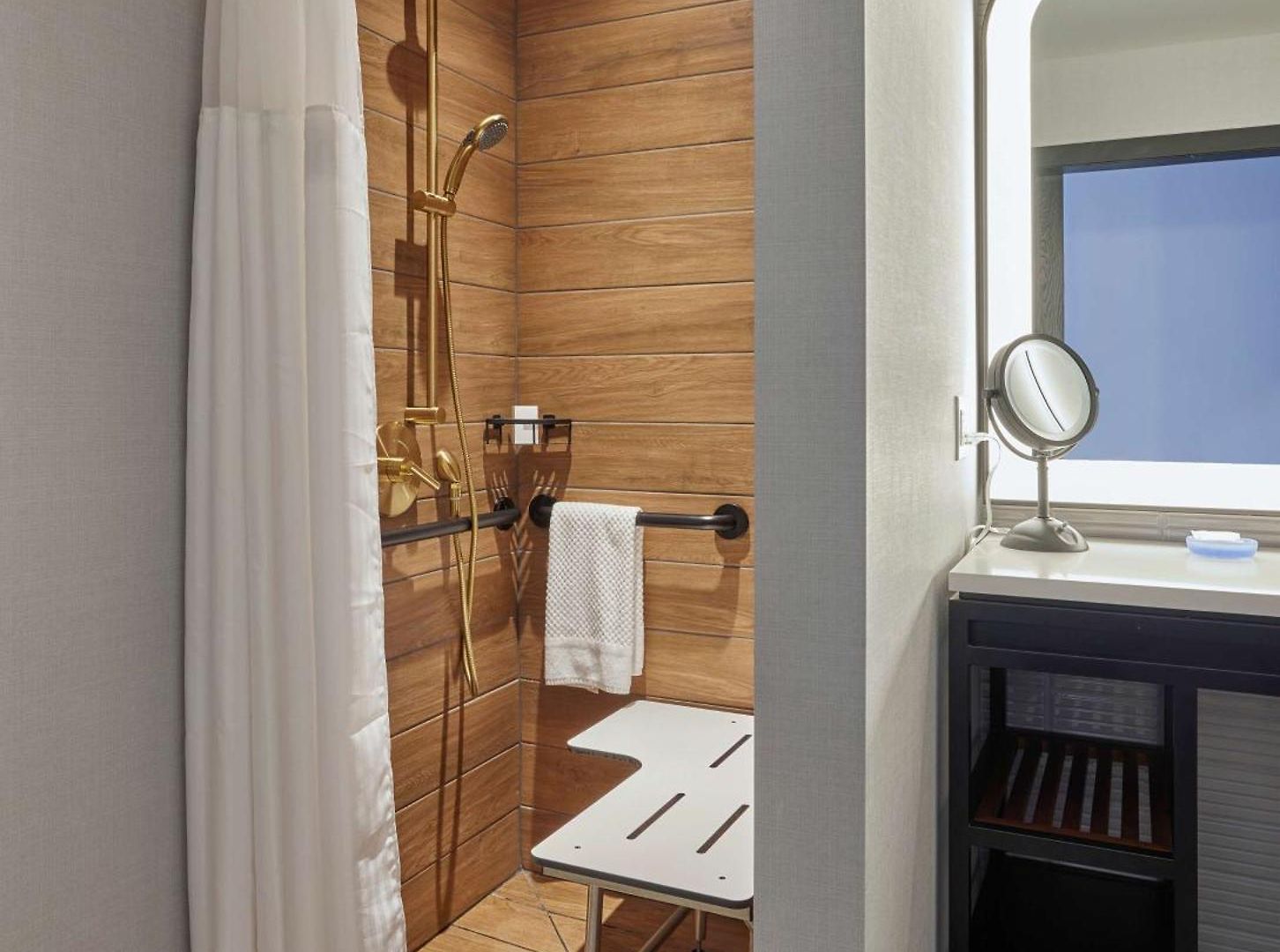 Sable At Navy Pier Chicago, Curio Collection By Hilton Hotel 4*