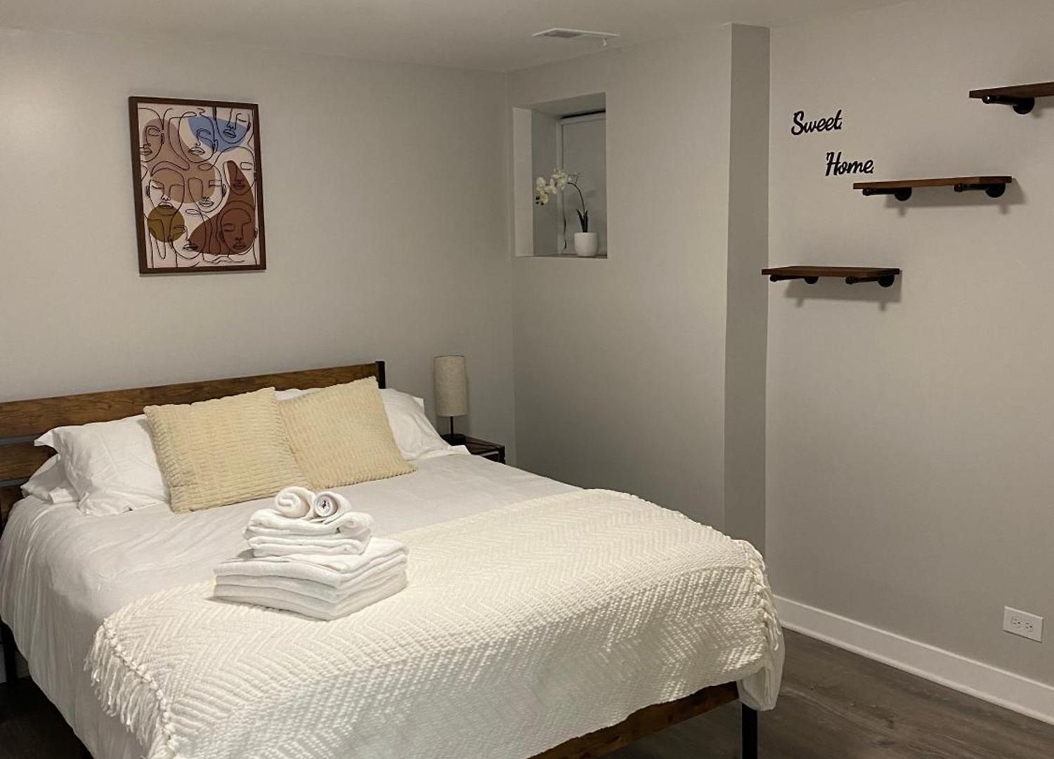 Stylish Urban Retreat 3 Bedroom Newly Remodeled Apartment *