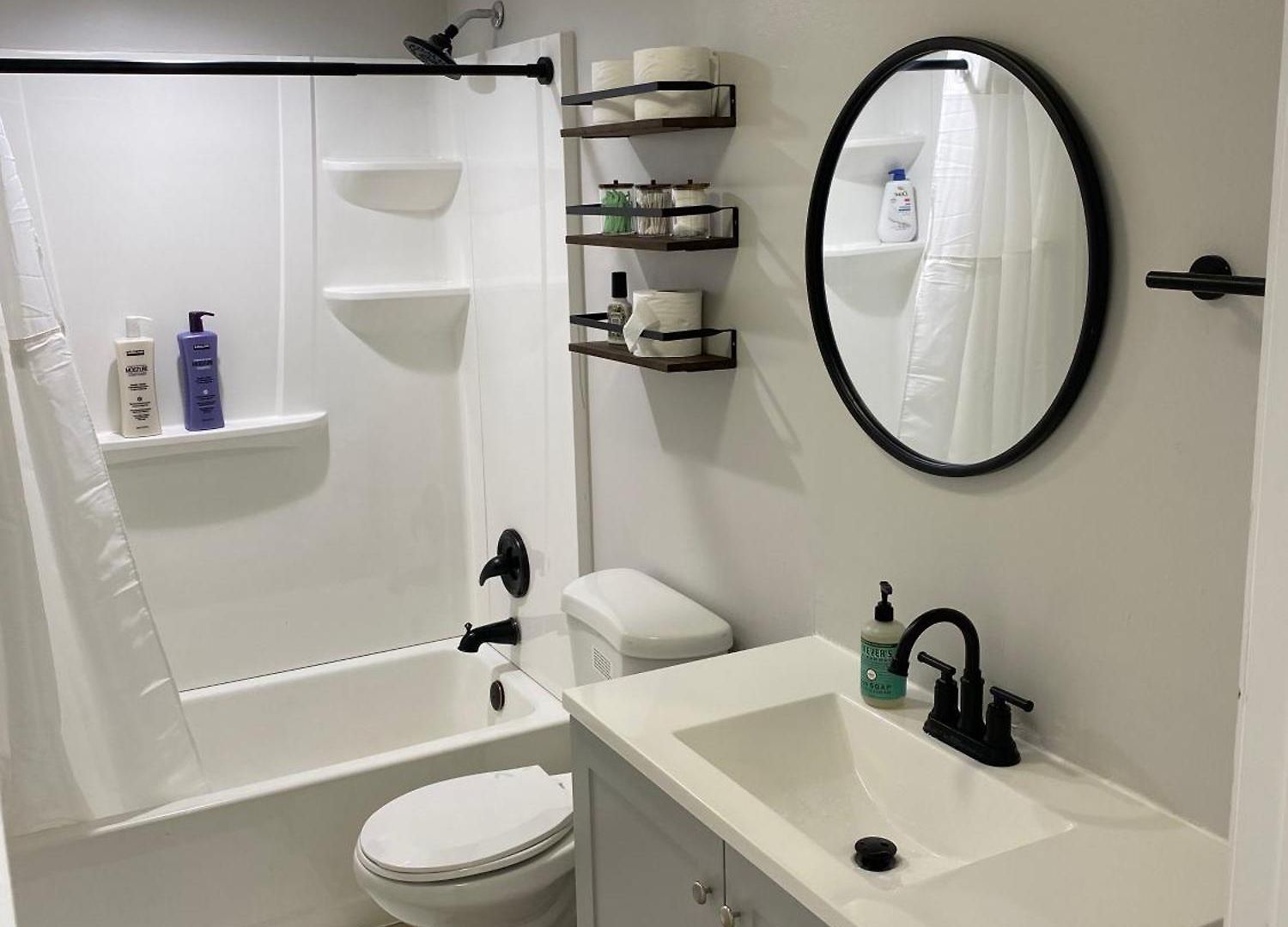 Stylish Urban Retreat 3 Bedroom Newly Remodeled Apartment *