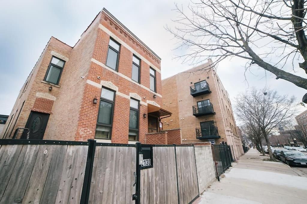 Mid-century Gem Steps From United Center Hotel 4*