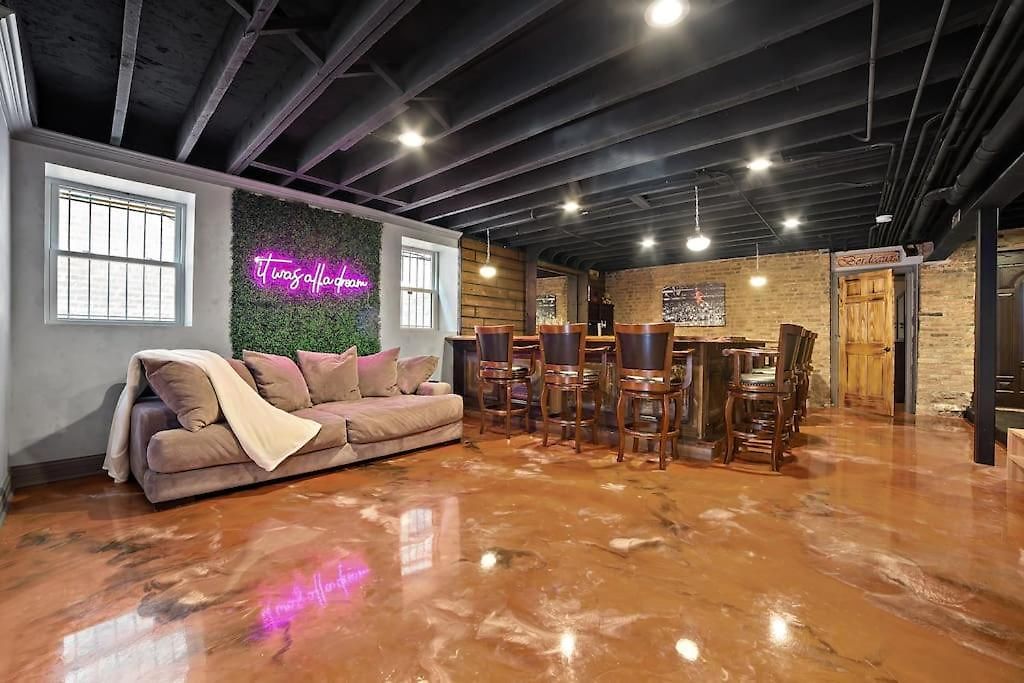 Hotel Mid-century Gem Steps From United Center Chicago