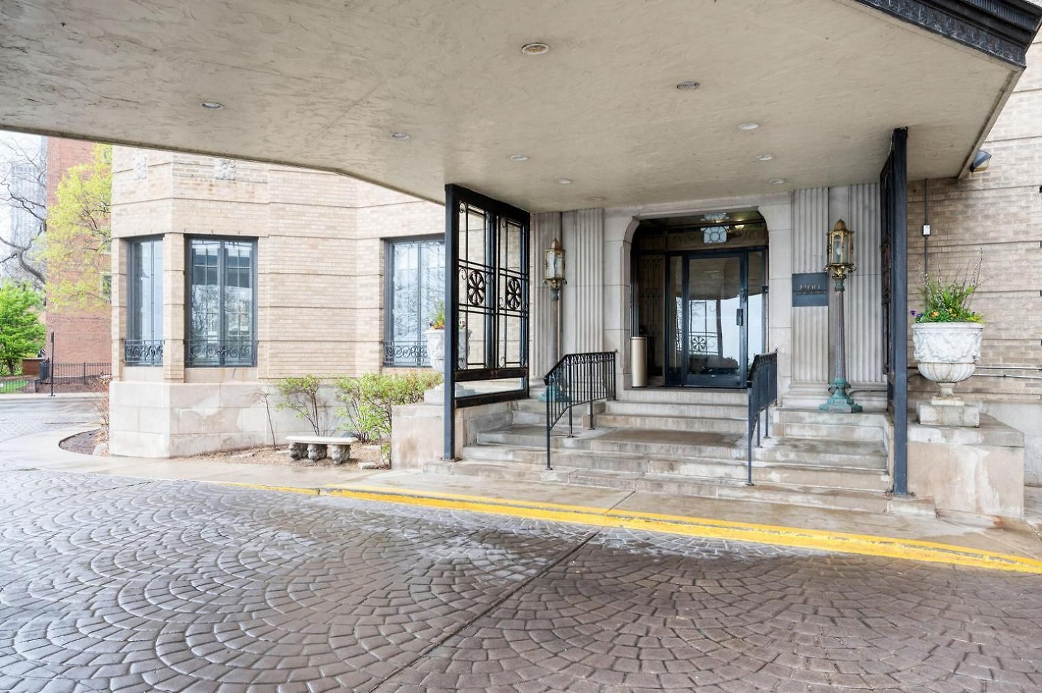 Gold Coast 2br W Doorman Gym 2 Blocks To L Chi-556 *