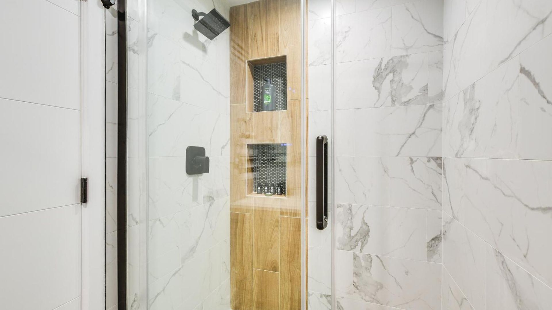 Holiday home Stylish Retreat: Walk To Loyola *