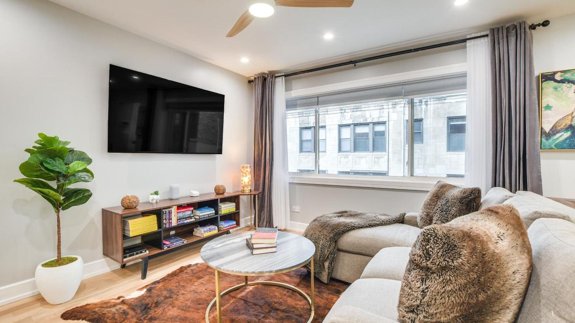 Stylish Retreat: Walk To Loyola Holiday home