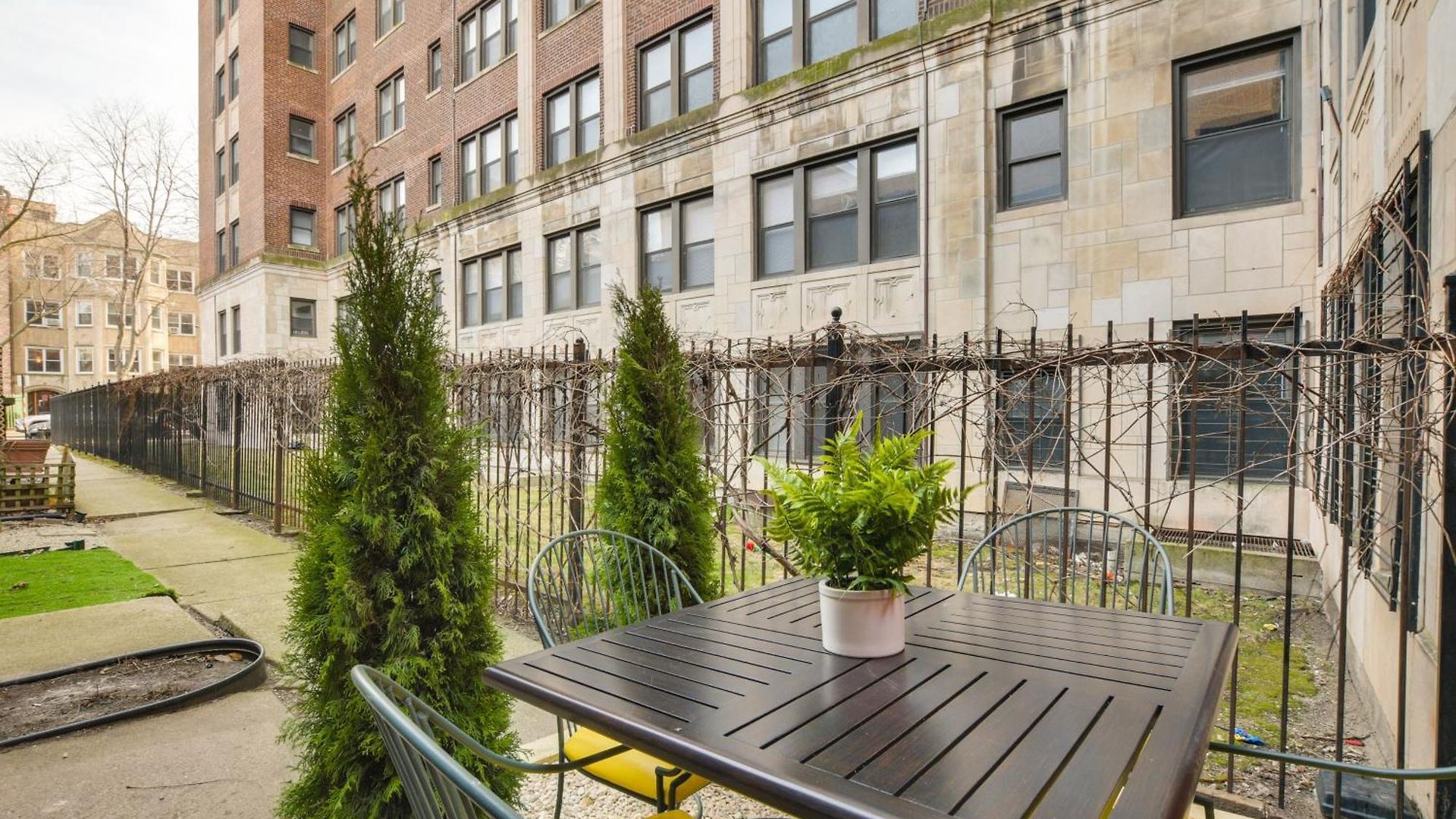 Stylish Retreat: Walk To Loyola Holiday home