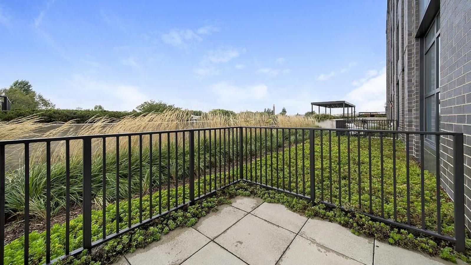 Apartment Landing Modern With Amazing Amenities *