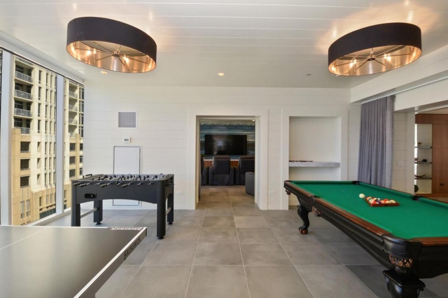 South Loop W Pool Gym Nr Grant Park Chi-857 * Chicago