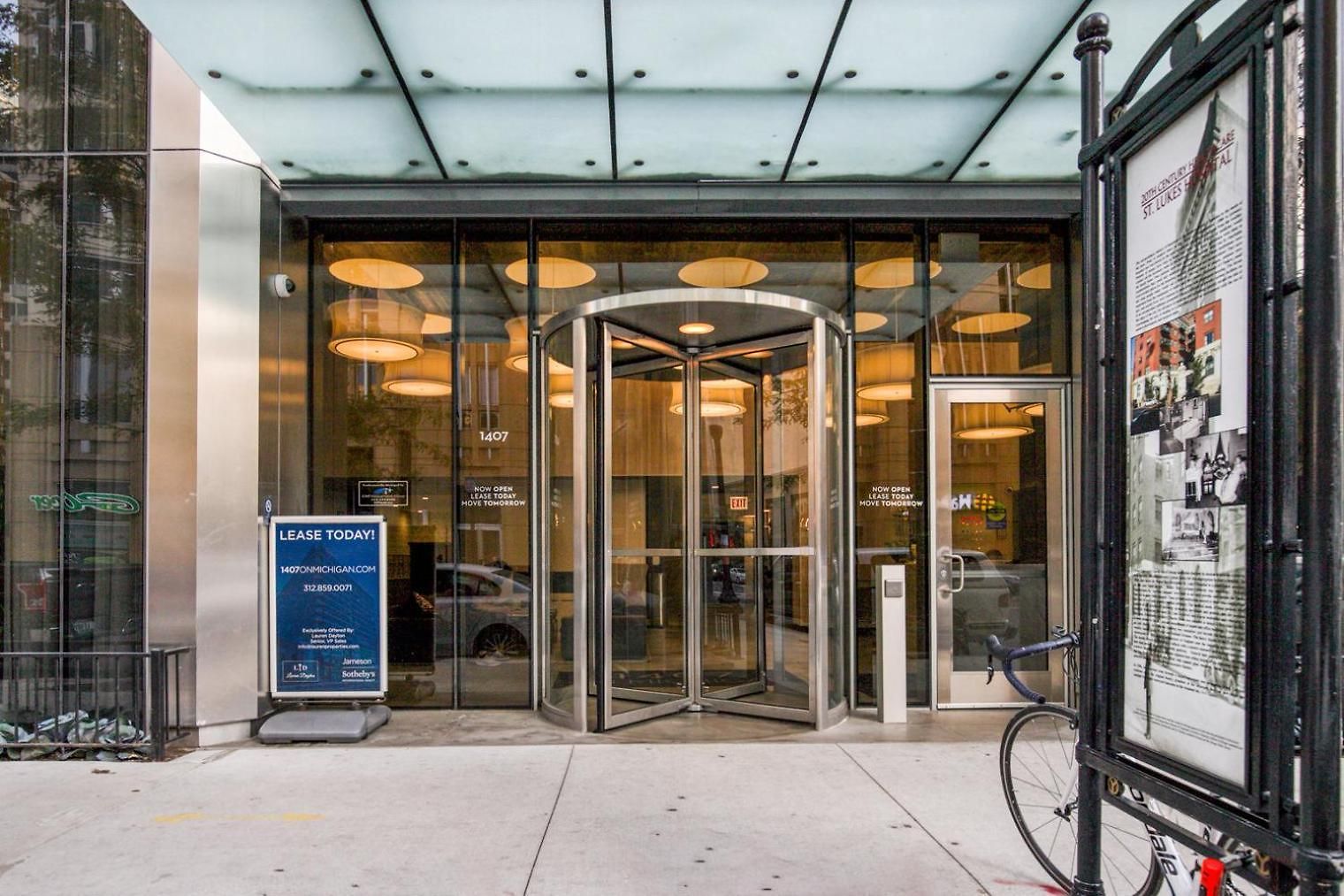 South Loop W Pool Gym Nr Grant Park Chi-857 *