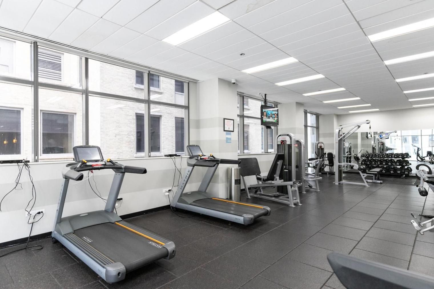 Loop W Pool Gym Nr Theatre District L Chi-258 *