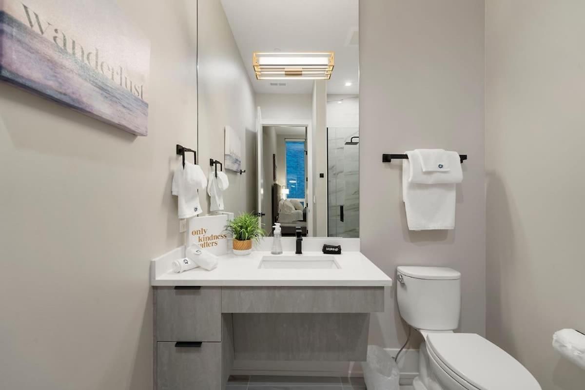 Chic River North 2br 2ba With Private Balcony Apartment