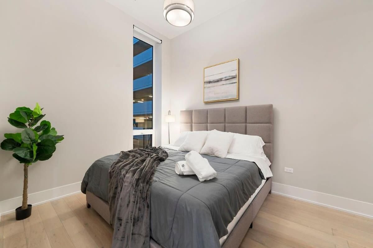Apartment Chic River North 2br 2ba With Private Balcony *
