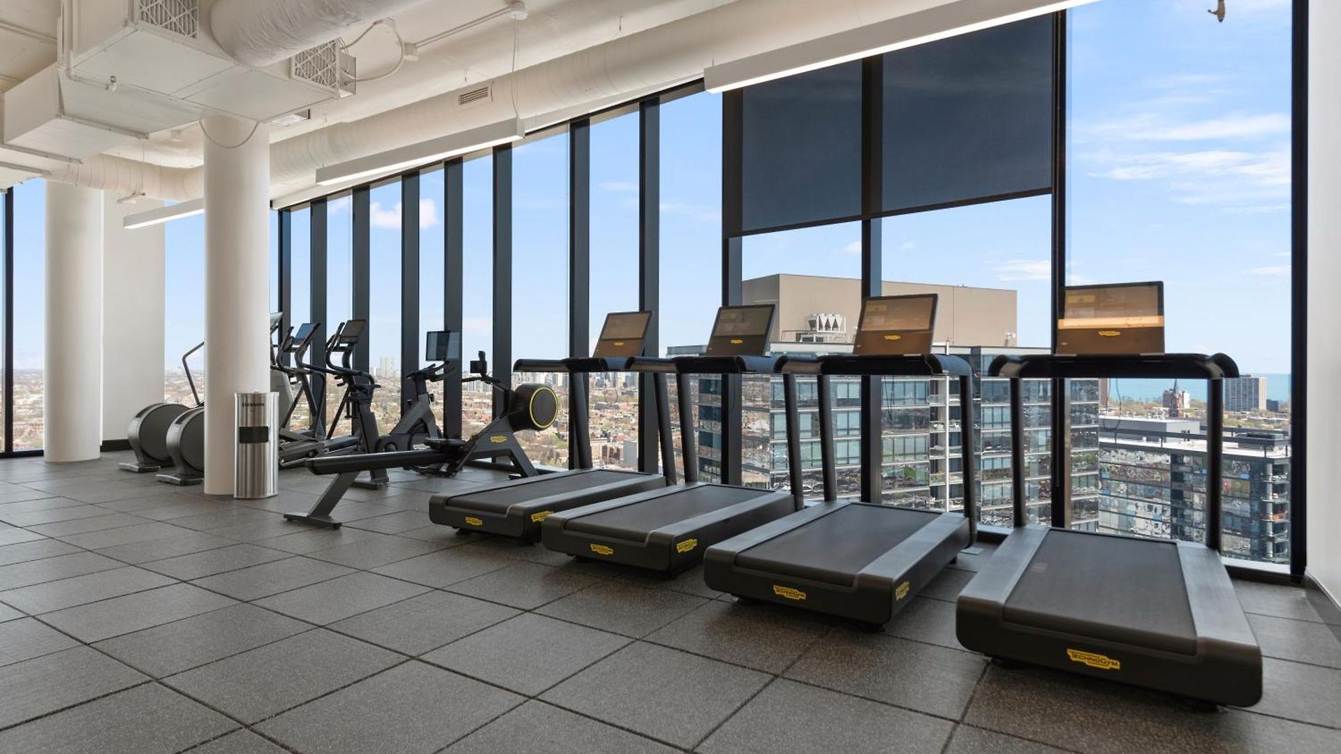 Foundry Unmatched Skyline Views At Lincoln Park Apartment *