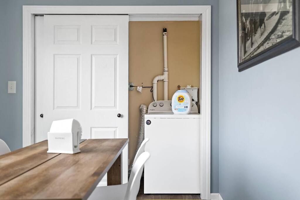 Norwood Park/edison Park! Workstation & In-unit Laundry! 2nd Floor * Chicago
