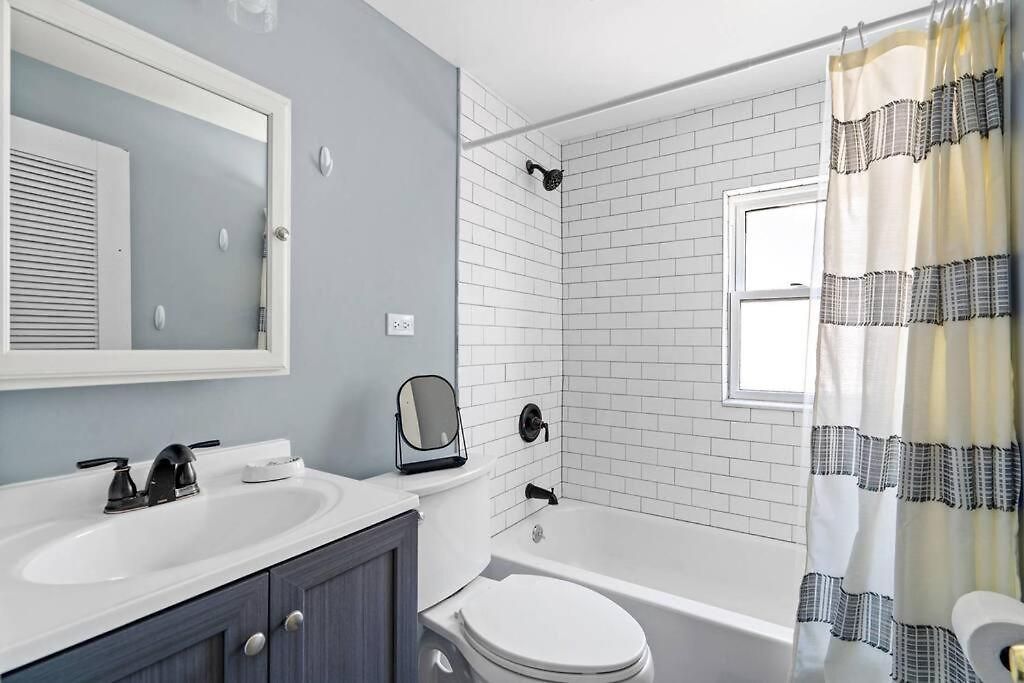 Norwood Park/edison Park! Workstation & In-unit Laundry! 2nd Floor
