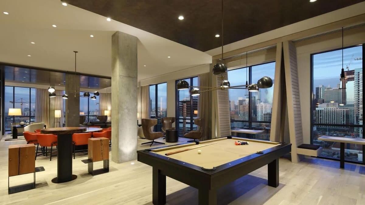 3br Elegant Glass Penthouse Pool With Deck & Gym Apartment Chicago