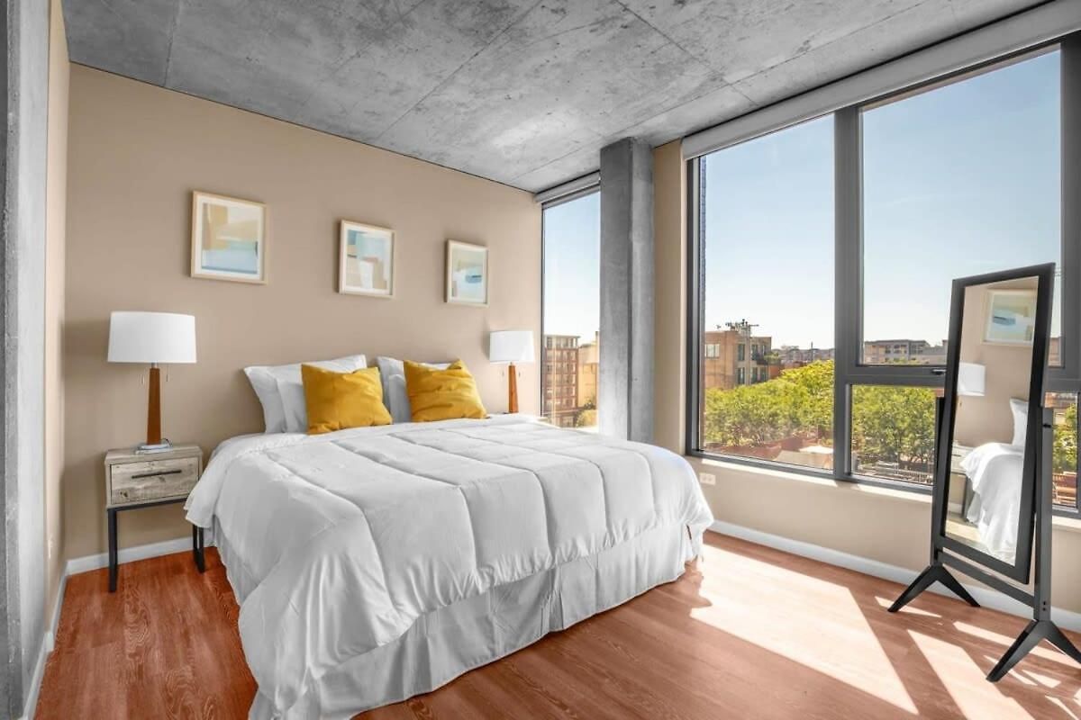 3br Elegant Glass Penthouse Pool With Deck & Gym Apartment *