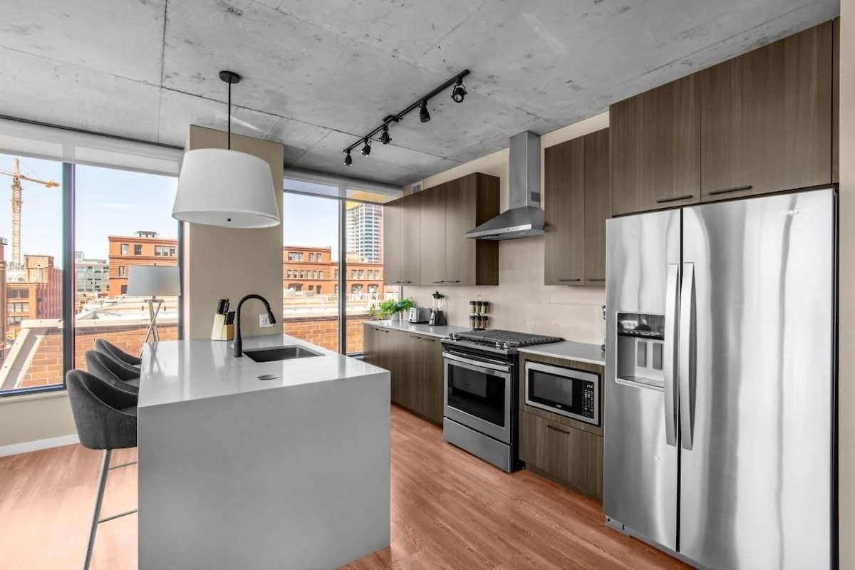 3br Elegant Glass Penthouse Pool With Deck & Gym *